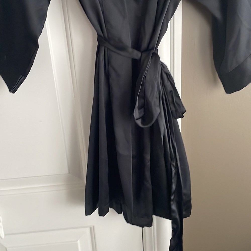 SATIN VS ROBE - Picture 2 of 5